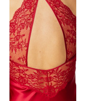 Primer plano del encaje de la espalda en camisón rojo